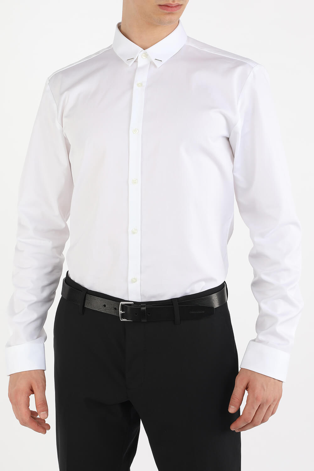 תמונת כל הלוק של חגורת עור עם אבזם מטאלי כסוף